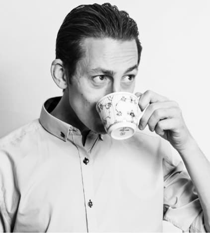 Bjørn drikker kaffe